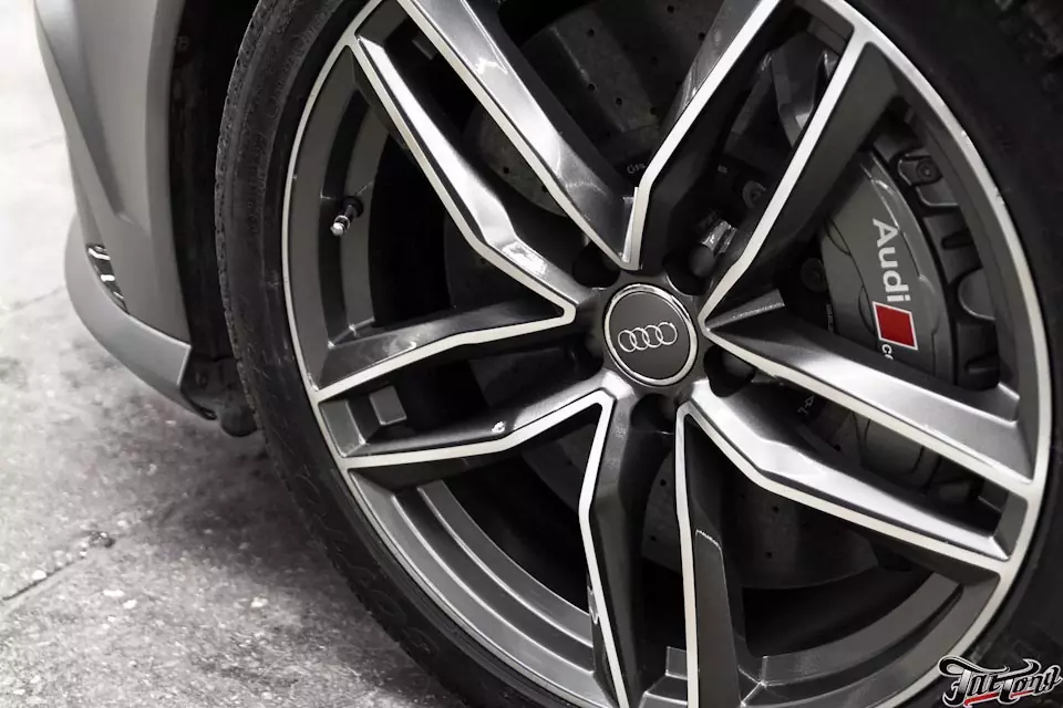 Audi RS6. Оклейка кузова, ламинация карбоном, пошив потолка и руля - 2